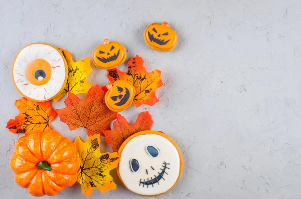 Halloween achtergrond met koekjes, pompoen, bladeren — Stockfoto