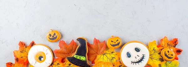 Fond d'Halloween avec biscuits, citrouille, feuilles — Photo