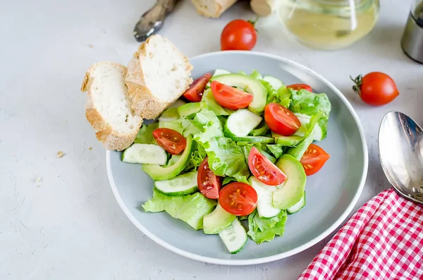 Salada com legumes, verduras e gergelim — Fotografia de Stock