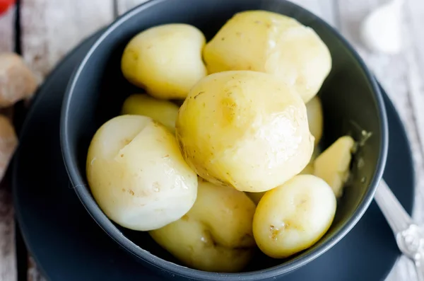 Вкусный вареный картофель в черной миске — стоковое фото