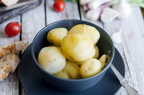 Смачна варена картопля в чорній мисці — стокове фото