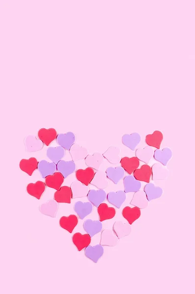 Corações decorativos em um fundo rosa — Fotografia de Stock