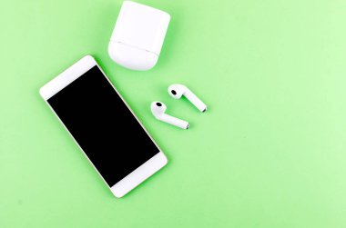 Telefon ile airpods kablosuz kulaklıklar