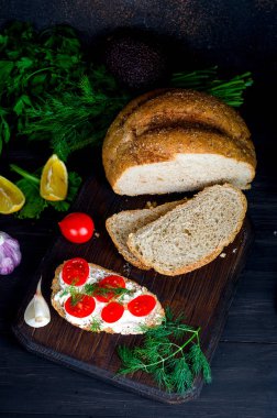 çavdar ekmeği üzerinde peynir ve domates ile sandviçler