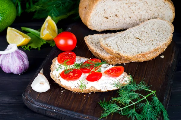 Sanduíches com queijo e tomate em pão de centeio — Fotografia de Stock