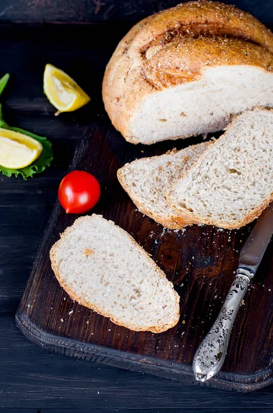 Бутерброды с сыром и помидорами на ржаном хлебе — стоковое фото