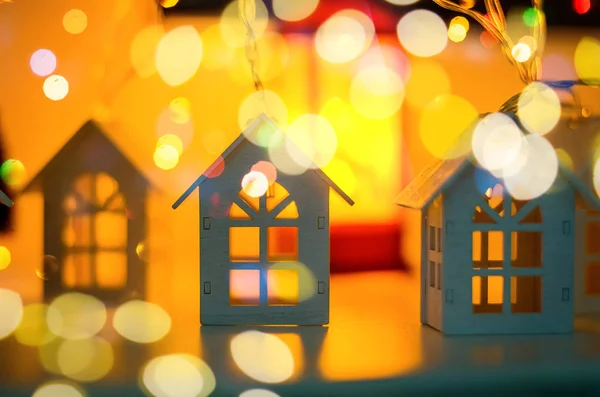 Az ünnepi enteriőr részletei karácsonyi dekoratív girlandokkal — Stock Fotó