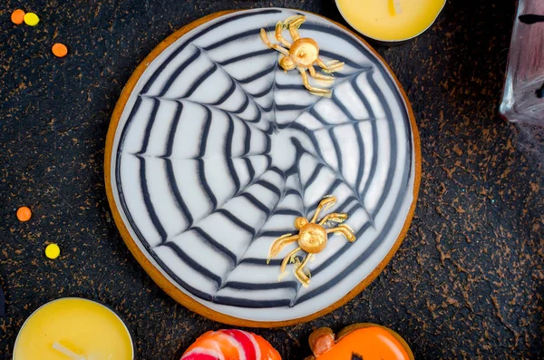 Halloween achtergrond met peperkoek, pompoenen en kaarsen — Stockfoto