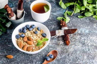 Fırında tahıl ve böğürtlen.