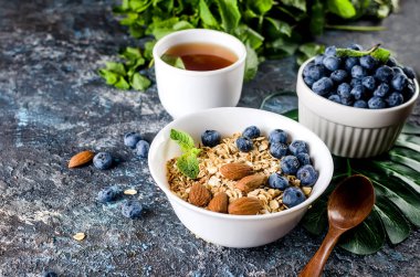 Fırında tahıl ve böğürtlen.