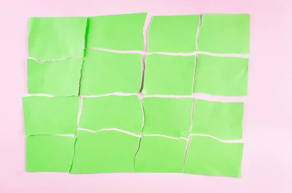 Bakgrund med bitar av sönderriven grönbok — Stockfoto