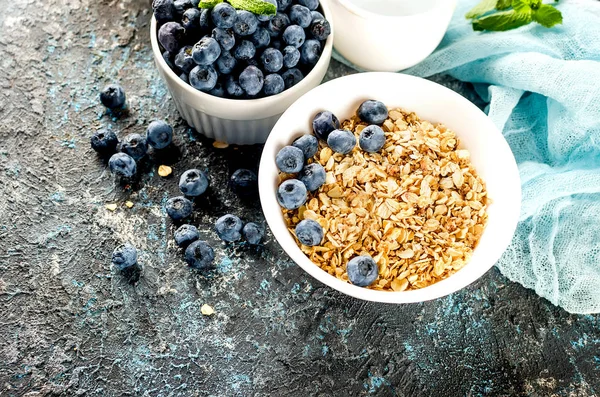 Baked granola and berries in bowl — Stock Photo, Image