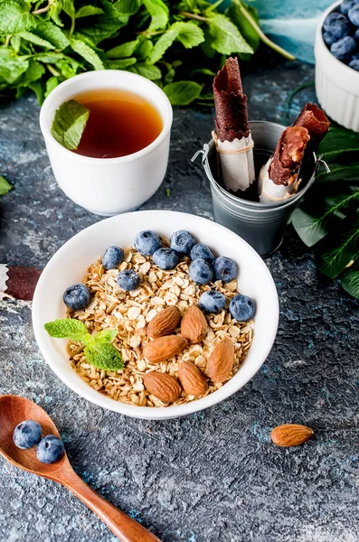 Muesli al forno e bacche in ciotola — Foto Stock