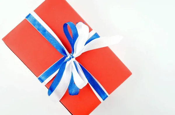 Красный, синий и белый подарочные коробки с лентами на белой спинке — стоковое фото