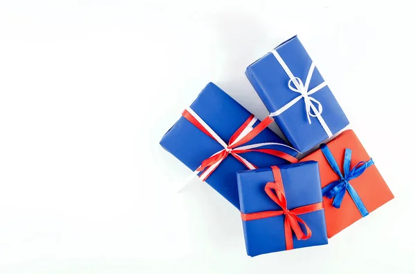 흰색 백그룬에 리본이 달린 빨간색, 파란색 및 흰색 선물 상자 — 스톡 사진