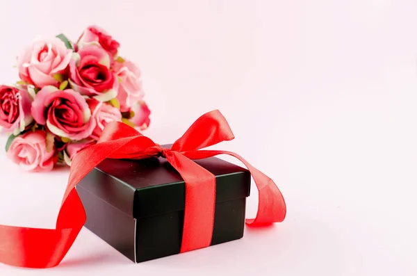 분홍색 배경에 선물 상자, 장미와 빈 프레임 — 스톡 사진
