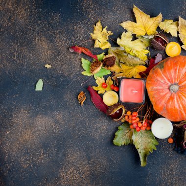 sonbahar yaprakları, kabak, kestane, koyu bir arka plan üzerinde mumlar