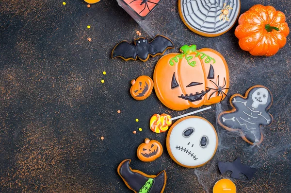 Halloween achtergrond met peperkoek, pompoenen en kaarsen — Stockfoto