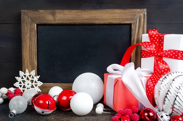 Рождественский фон с еловыми ветвями, подарками, рождественскими игрушками — стоковое фото