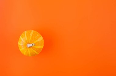 Kabak ve yapraklarla sonbahar arkaplanı