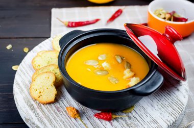 Seramik kase ev yapımı kabak çorbası 