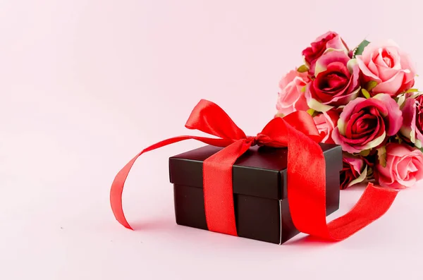 분홍색 배경에 선물 상자, 장미와 빈 프레임 — 스톡 사진