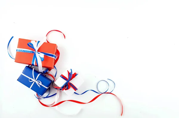 Caixas de presente vermelho, azul e branco com fitas em um backgroun branco — Fotografia de Stock