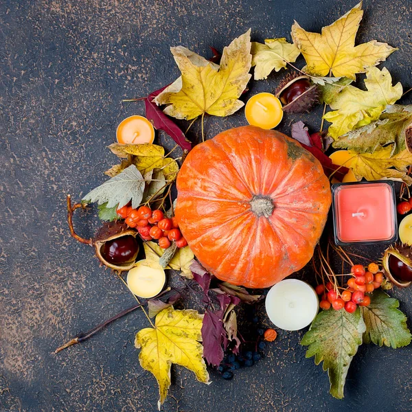 Herfst bladeren, pompoen, kastanjes, kaarsen op een donkere achtergrond — Stockfoto