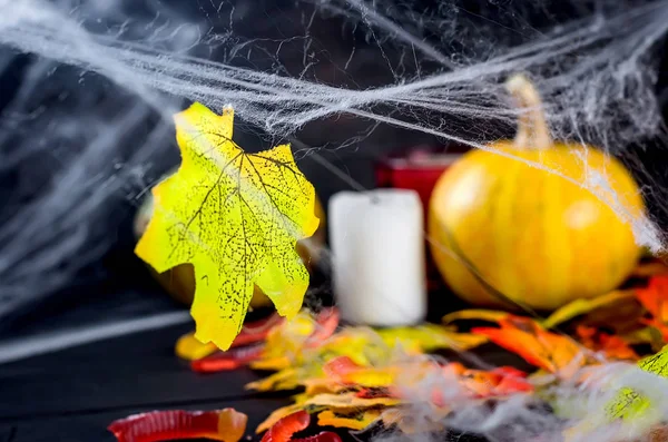 Fondo de Halloween con pan de jengibre, calabazas y velas — Foto de Stock