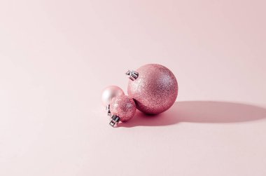 Pembe kağıt üzerinde pembe noel baloları