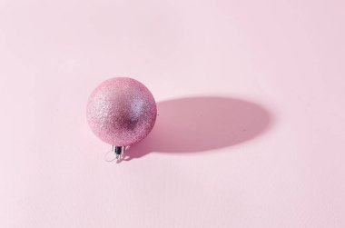 Pembe kağıt üzerinde pembe noel baloları
