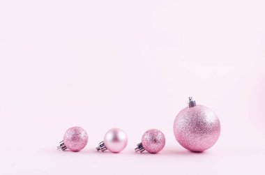 Pembe kağıt üzerinde pembe noel baloları