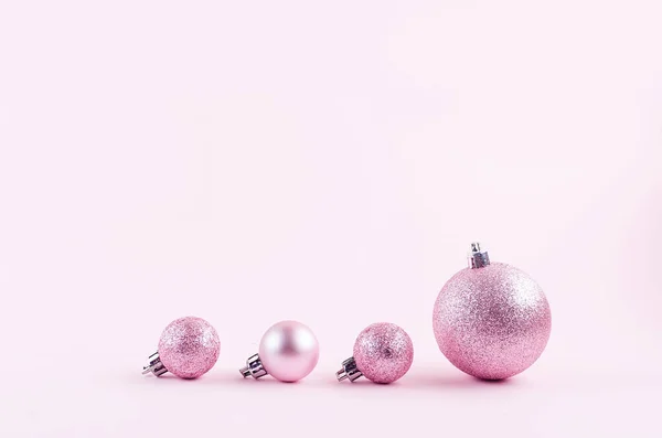 Bolas de Natal rosa no fundo de papel rosa — Fotografia de Stock