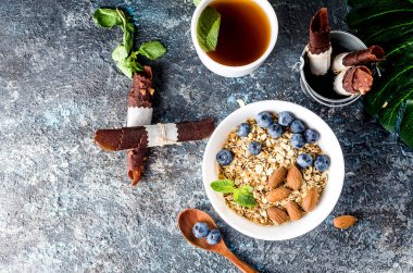 Fırında tahıl ve böğürtlen.