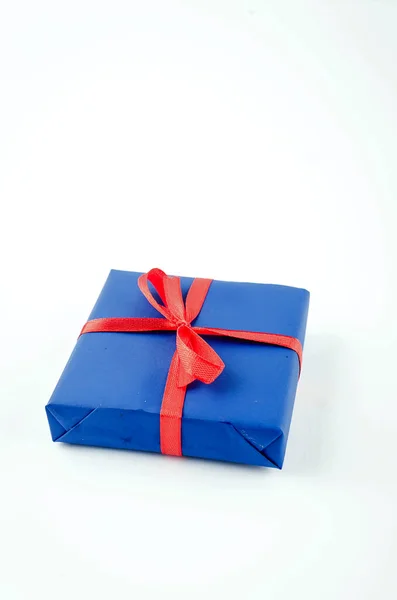 Caixas de presente vermelho, azul e branco com fitas em um backgroun branco — Fotografia de Stock
