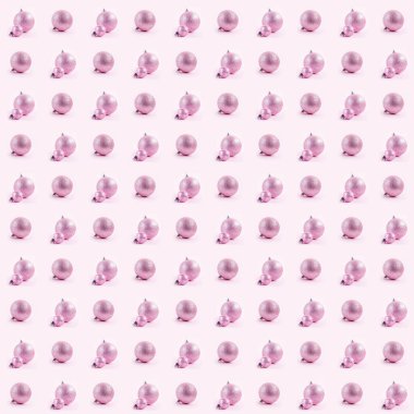 Pembe kağıt sırtında pembe noel toplarıyla kusursuz desen