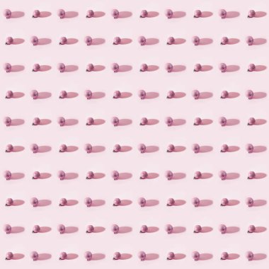 Pembe kağıt sırtında pembe noel toplarıyla kusursuz desen