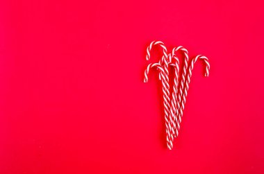 Kırmızı arka planda noel süslemeleri