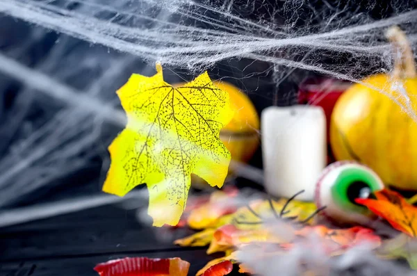 Halloween Hintergrund mit Lebkuchen, Kürbissen und Kerzen — Stockfoto