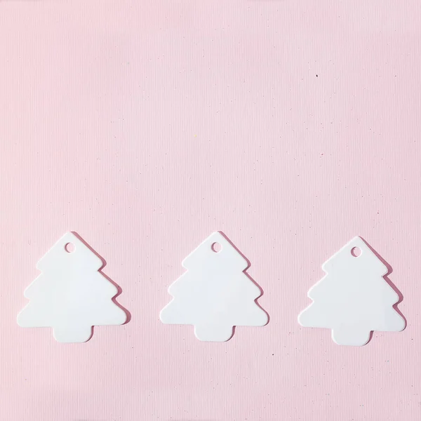 Witte kerstboom gemaakt van papier op roze papieren ondergrond — Stockfoto