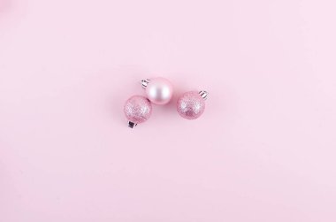 Pembe kağıt üzerinde pembe noel baloları