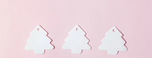 粉红色背景的纸做成的白色圣诞树 — 图库照片