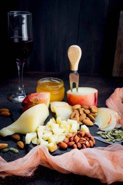 Peynir tabağı ve bir bardak kırmızı şarap.