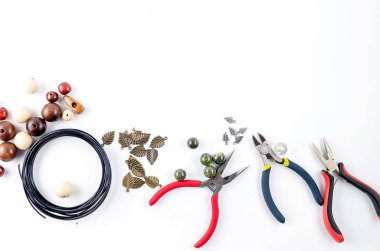 El yapımı takılar için aletler. Boncuk, pense ve tel