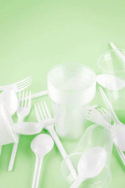 Beyaz plastik tek kullanımlık sofra  