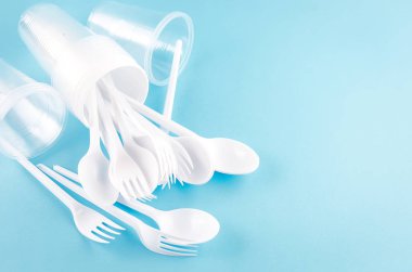 Beyaz plastik tek kullanımlık sofra  