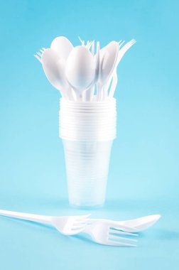 Beyaz plastik tek kullanımlık sofra  