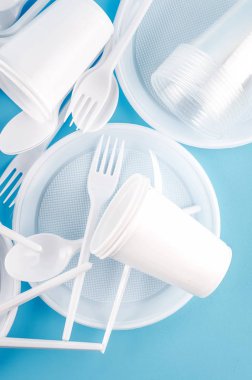 Beyaz plastik tek kullanımlık sofra  