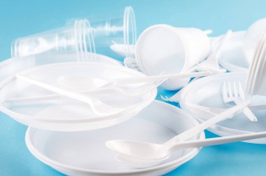 Beyaz plastik tek kullanımlık sofra  