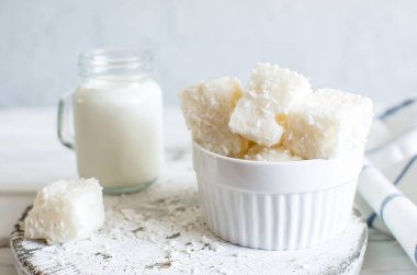 Hindistan cevizi aromalı sincaplar veya marşmelovlar.